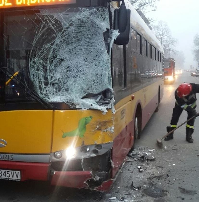 Wypadek na ul. Dąbrowskiego. Samochód zderzył się z autobusem! [zdjęcia]