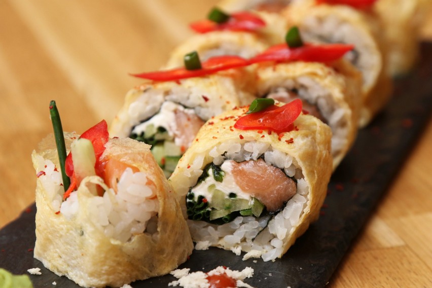 We wtorek Międzynarodowy Dzień Sushi. Czy Polacy pokochali to danie?