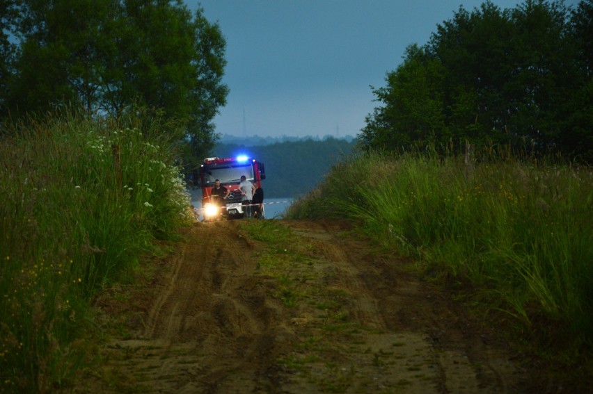 Akcja poszukiwawcza na jeziorze w Chotkowie. Szukają 24-latka (zdjęcia)