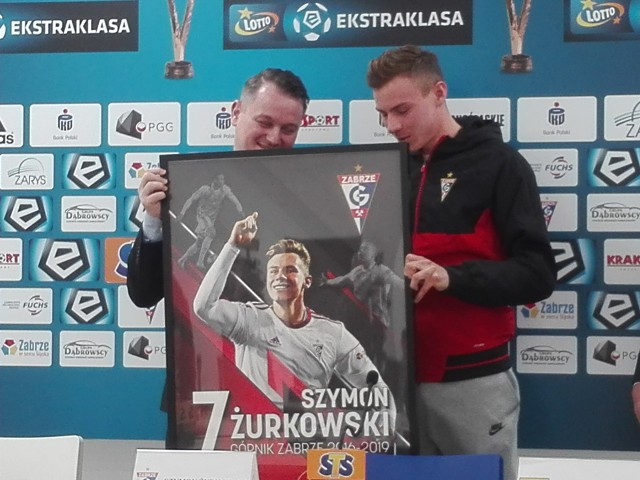 Szymon Żurkowski otrzymał pamiątkowy plakat.