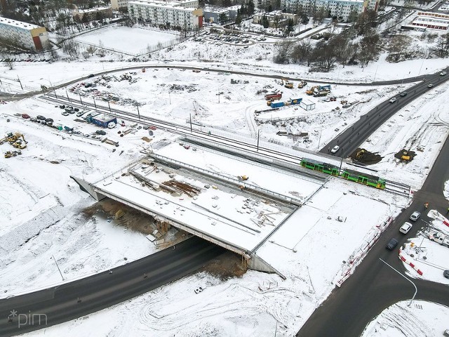 W ramach testów obciążeniowych obiektu nowym wiaduktem nad ul. Lechicką przejechały 22 stycznia pierwsze tramwaje. Docelowo wiadukt będzie służył pojazdom kursującym na Naramowice.Kolejne zdjęcie --->