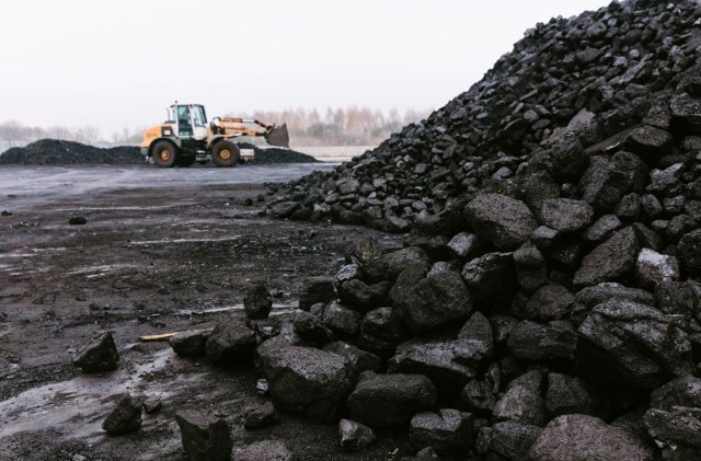 Cena gwarantowana w ustawie pozwala gminom nabyć węgiel od przedsiębiorców w cenie nie wyższej niż 1500 zł brutto za tonę