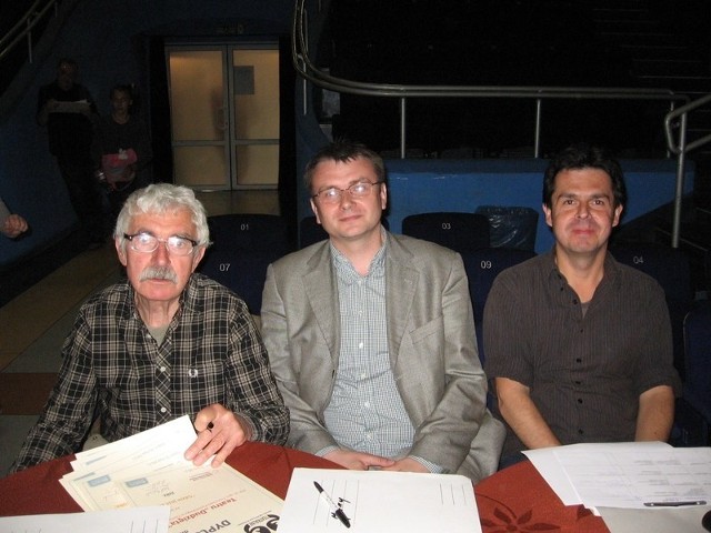 Jury w składzie - od lewej - Włodzimierz Mancewicz &#8211; przewodniczący,  Robert Stępniewski i Marcin Kępa wnikliwie oglądali każde przedstawienie.