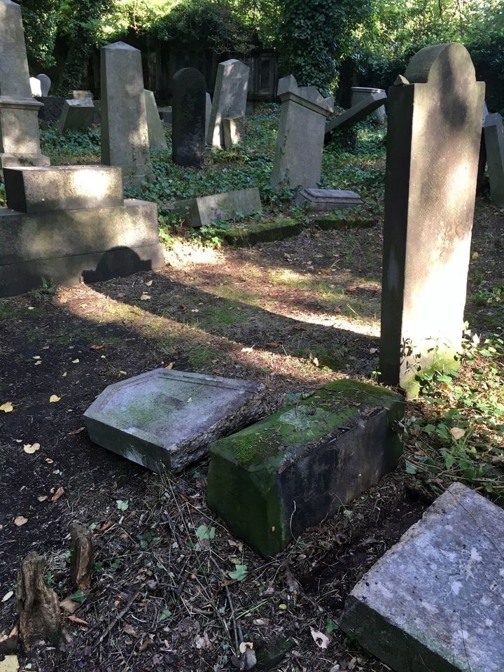 O zniszczeniu macew na zabytkowym cmentarzu żydowskim w...