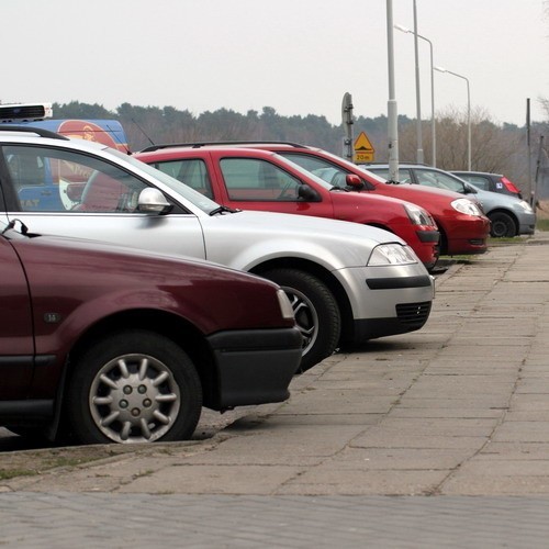 Na parkingu przy budynku byłego Domu Dziecka w Ustce parkuje codziennie kilkadziesiąt samochodów.