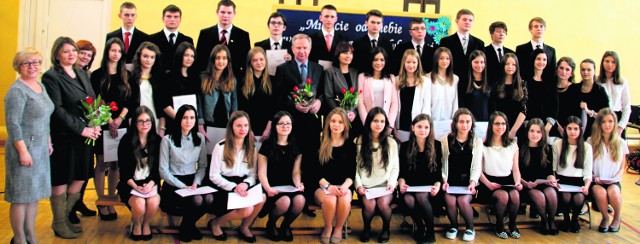 Pamiątkowe zdjęcie wszystkich wyróżniających się stypendystów z Zespołu Szkół numer 1 imienia Jana Pawła II wraz z władzami powiatu, a także nauczycielami.