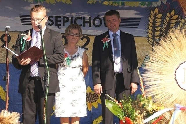 Honory gospodarzy gminnych dożynek w Sępichowie pełnili: wójt Paweł Zagaja oraz starostowie Jolanta Krupska i Paweł Brzeziński.