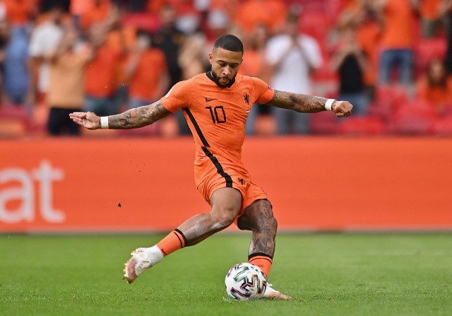 Euro 2020 wkracza dopiero w fazę pucharową, a tymczasem kilku bohaterów turnieju zdążyło zmienić barwy klubowe. Dla przykładu Memphis Depay po latach gry w Holandii, Anglii i Francji spróbuje sił w Hiszpanii, występując u boku samego Leo Messiego. Zobaczcie listę najciekawszych transferów, które już się dokonały. Niestety, w tym zacnym gronie nie ma ani jednego Polaka.