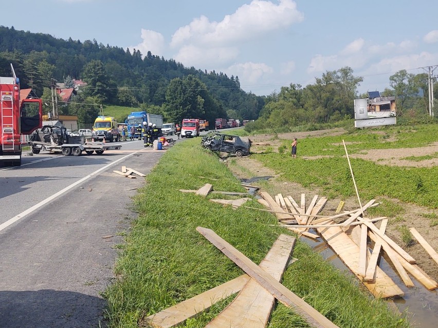 Witowice Dolne wypadek. Zderzenie dwóch aut na krajówce. Dwie osoby zabrane do szpitala [ZDJĘCIA]