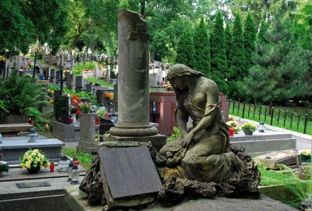Miasto przeznaczyło blisko 2 mln zł na przeprowadzenie inwestycji na krakowskich cmentarzach komunalnych