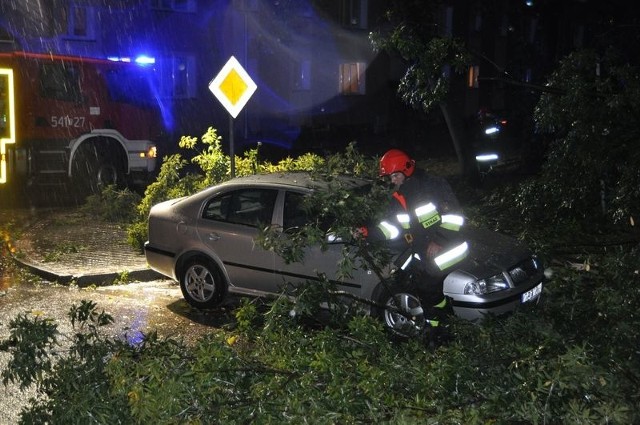 Burza powaliła drzewo na samochody w Szczecinku