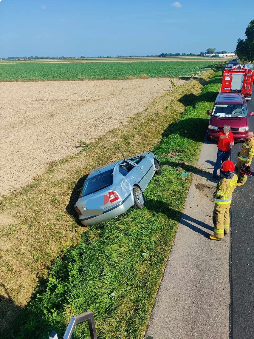 Wypadek w Dąbrowie. Pijany kierowca stracił panowanie nad autem. Do zdarzenia doszło 22.09.2023
