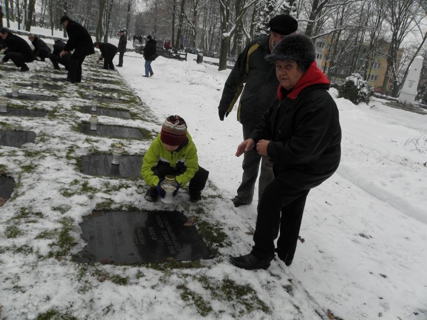 Mały Hubert przyszedł na cmentarz żołnierzy radzieckich ze...