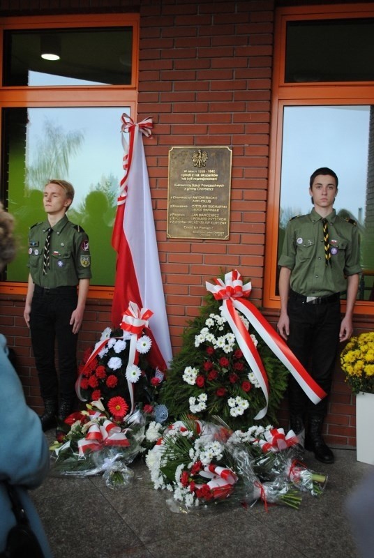 Tablica upamiętnia kierowników szkół w gminie Choroszcz