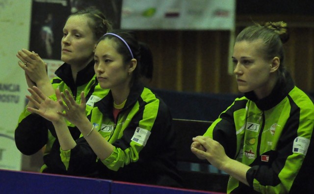Zawodniczki tarnobrzeskiego klubu, od lewej: Kinga Stefańska, Li Qian oraz  Natalia Partyka po przylocie w Malezji wylatują w czwartek do Hiszpanii.