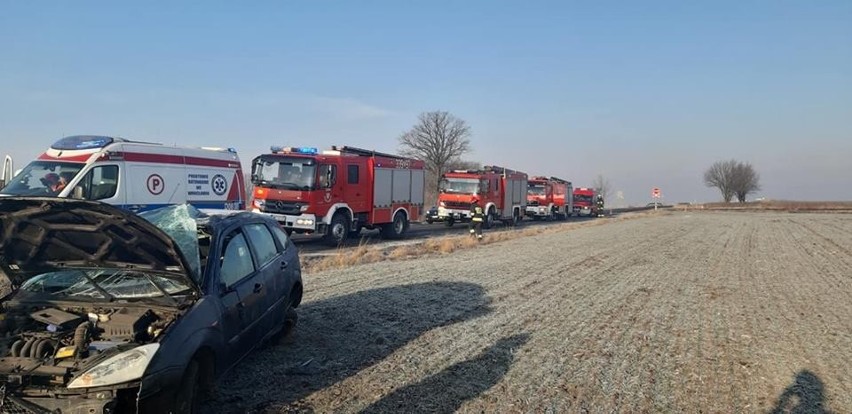 Samochód osobowy dachował pod Wrocławiem [ZDJĘCIA]