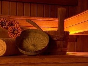 Sauna aktywizuje układ krążenia, pobudza pracę serca, pozytywnie wpływa na przemianę materii, pozbywamy się też sporej dawki kalorii