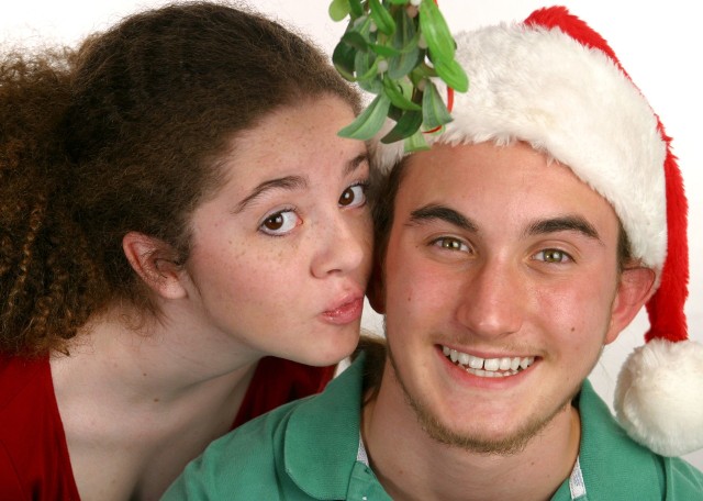 Pocałunek pod jemiołąPocałunek złożony na ustach ukochanej osoby pod jemiołą wróży miłość i szczęście na długie lata. Pocałunek musi mieć miejsce podczas Świąt Bożego Narodzenia.