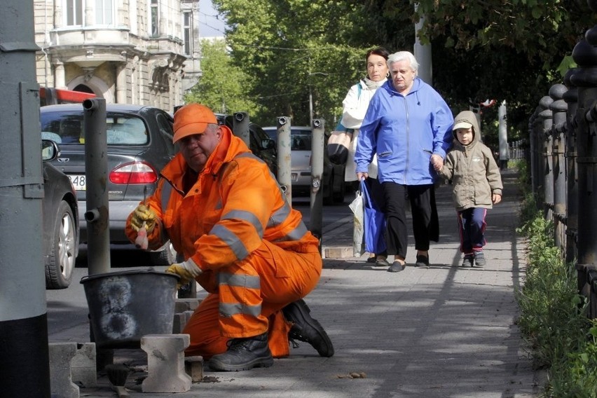 Wrocław: Na Podwalu demontują skorodowane barierki. Ale nowych nie będzie (ZDJĘCIA)