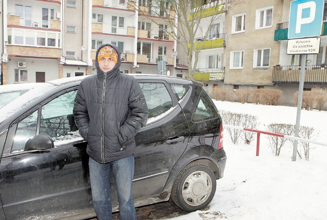 Kamil Graboń jest za niższymi abonamentami. Zwraca jednak uwagę, że wykupienie abonamentu nie gwarantuje mu miejsca pod domem. Podkreśla, że potrzeba więcej parkingów. 