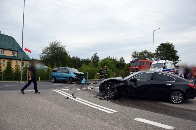 Dzisiaj (sobota) w Wołczy Małej na drodze krajowej nr 20 zderzyły się dwa samochody osobowe. Do wypadku doszło na łuku drogi. Nikt poważnie nie ucierpiał. &lt;script class=&quot;XlinkEmbedScript&quot; data-width=&quot;640&quot; data-height=&quot;360&quot; data-url=&quot;//get.x-link.pl/0b77a7aa-b1d7-ff36-8187-35bb2f44ad66,97b8adc9-88ac-b382-55be-046c273e0444,embed.html&quot; type=&quot;application/javascript&quot; src=&quot;//prodxnews1blob.blob.core.windows.net/cdn/js/xlink-i.js?v1&quot;&gt;&lt;/script&gt;