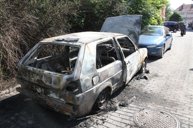 Pożar czterech samochodów w Opolu. Auta płonęły na Plebiscytowej, Kośnego i Katowickiej. Policja zatrzymała 21-latka, który może mieć związek z podpaleniami.