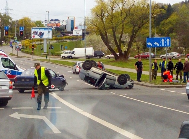 Zdjęcie z wypadku na pl. Szyrockiego w Szczecinie przesłał nam Internauta na adres alarm@gs24.pl