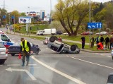 Na pl. Szyrockiego w Szczecinie dachował samochód. Jedna osoba poszkodowana