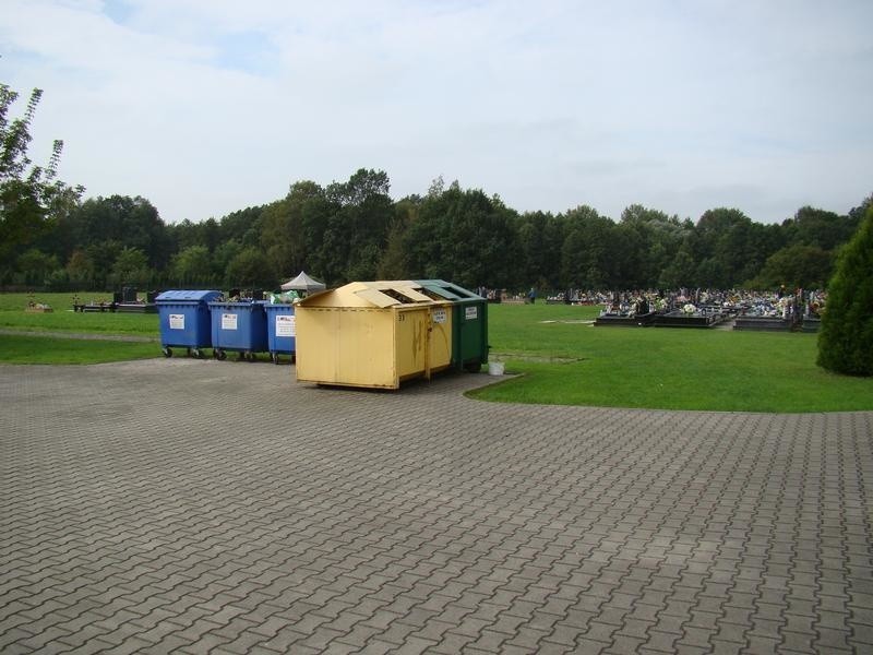 Dlaczego kontener na śmieci na cmentarzu nie może wrócić na dawne miejsce - pytają w Jawiszowicach