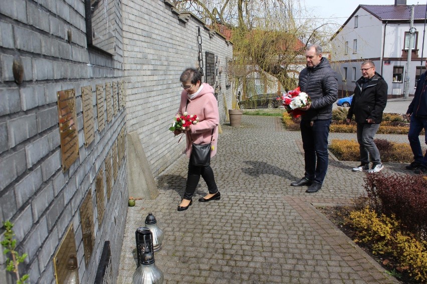 W Lipnie w Dzień Pamięci Ofiar Zbrodni Katyńskiej złożono kwiaty, by upamiętnić dwa tragiczne wydarzenia