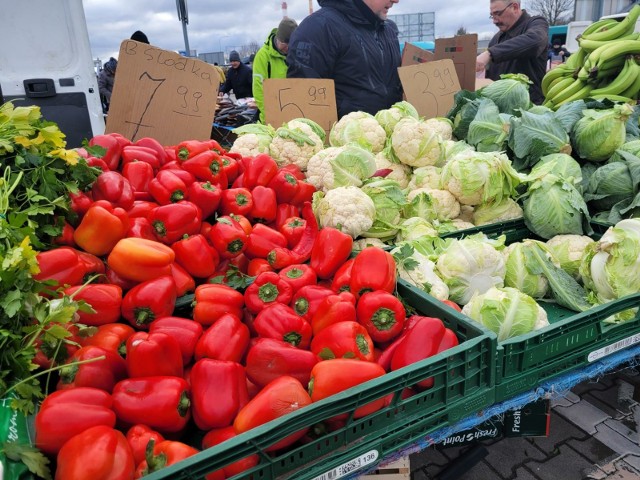 Skrzynki wypełnione warzywami i owocami czekały na klientów białostockiej giełdy rolno-towarowej przy ul. Andersa