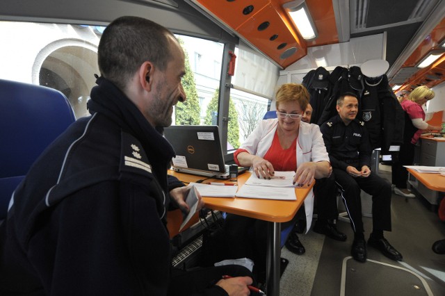 Mobilny punkt Regionalnego Centrum Krwiodawstwa i Krwiolecznictwa stanął dzisiaj pod budynkiem Komendy Wojewódzkiej Policji w Rzeszowie. - Aby oddać krew przyjechałem specjalnie z Tarnobrzega. Systematycznie biorę udział w takich akcjach, które są organizowane również u nas. Tam mobilny punkt ustawiany jest w pobliżu naszej komendy, więc jako policjanci włączamy się do takich akcji, tym bardziej, że w szpitalach nie ma teraz punktów oddawania krwi. Zachęcam wszystkich żeby krew oddawać, jest to bezbolesne i może komuś uratować życie - mówi podinspektor Tadeusz Domagała.Akcja oddawania krwi wśród służb mundurowych jest kontynuacją zapoczątkowanej 1 marca przez ministra Spraw Wewnętrznych i Administracji inicjatywy „Spokrewnieni służbą”. W środę krew oddali strażacy Państwowej Straży Pożarnej w Rzeszowie.