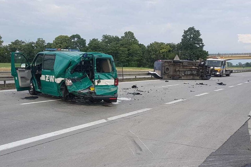 Bus należący do Żandarmerii Wojskowej po zderzeniu na...