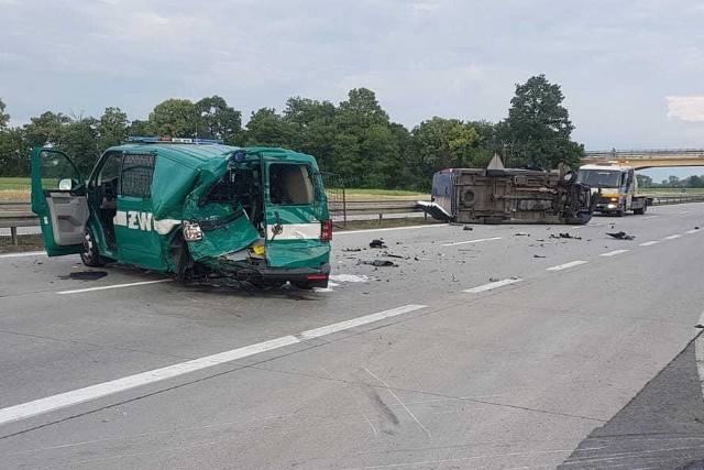 Bus należący do Żandarmerii Wojskowej po zderzeniu na autostradzie A4