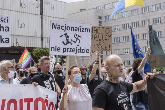 Na Placu Sejmu Śląskiego odbyła się kontrmanifestacja przeciwko nacjonalistom, którzy przeszli przez centrum Katowic. Zobacz kolejne zdjęcia. Przesuń zdjęcia w prawo - wciśnij strzałkę lub przycisk NASTĘPNE