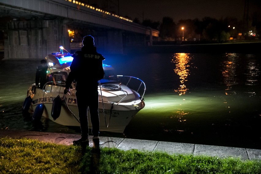 Nocne poszukiwania na Wiśle. Policja szuka śladów zabójstwa Katarzyny Z. [ZDJĘCIA, WIDEO]