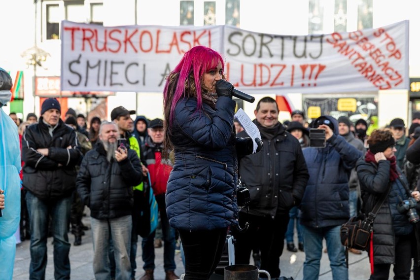 Białystok. Swastyki i groźby na sobotnim proteście antyszczepionkowców. Prezydent składa zawiadomienie na policję