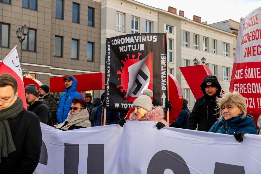 Białystok. Swastyki i groźby na sobotnim proteście antyszczepionkowców. Prezydent składa zawiadomienie na policję