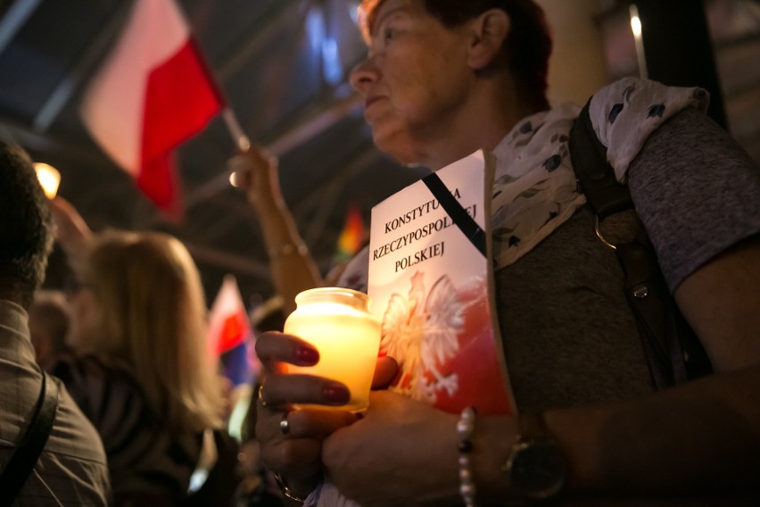 Łańcuch światła dla sądów. Tak protestowali mieszkańcy Krakowa [ZDJĘCIA]