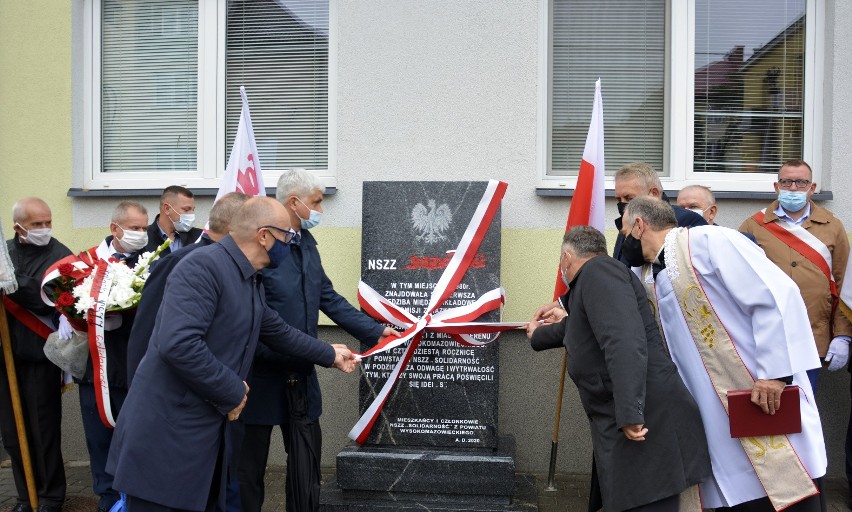 Wysokie Mazowieckie. Solidarność świętowała 40-lecie utworzenia NSZZ Solidarność. Była modlitwa, przemarsz, odsłonięcie obelisku