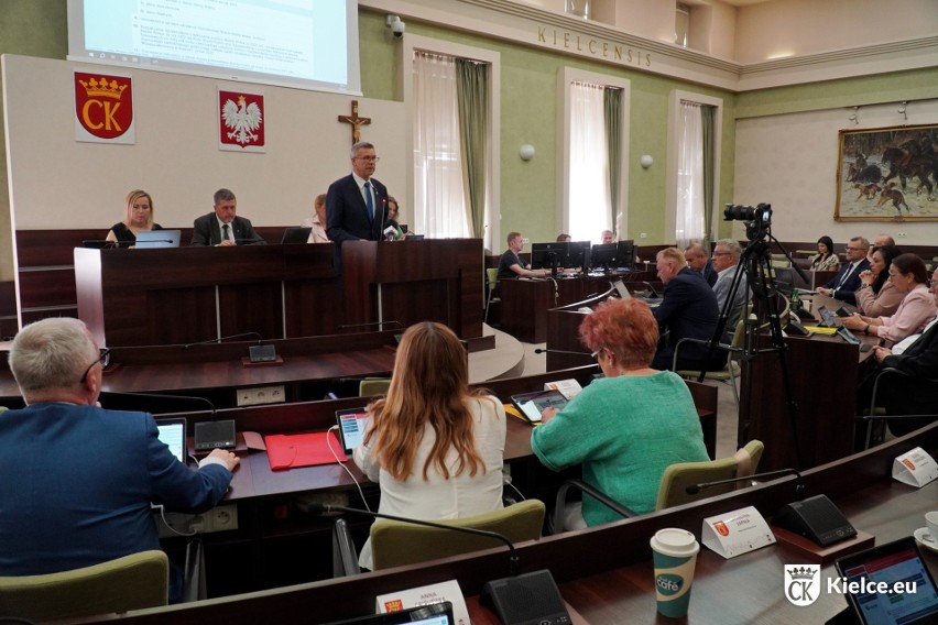 Prezydent Kielc Bogdan Wenta z absolutorium za wykonanie budżetu na 2022 rok
