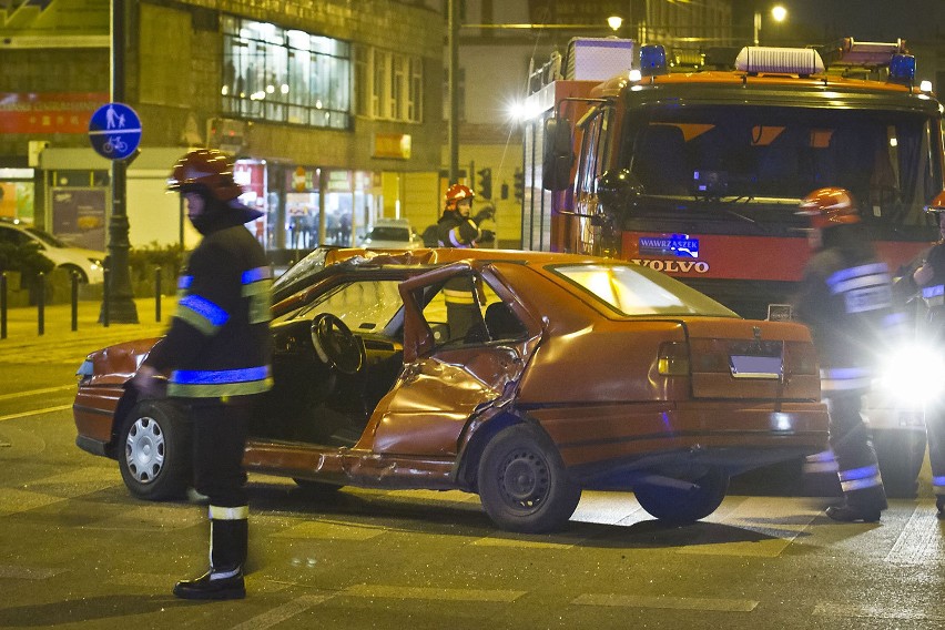 Na skrzyżowaniu ul. Dworcowej i Unii Lubelskiej tramwaj uderzył w samochód osobowy