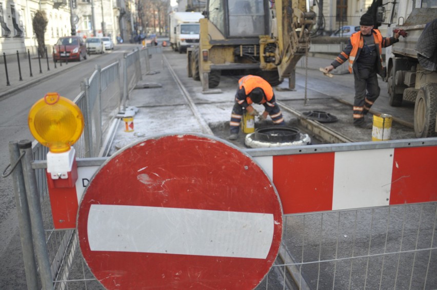 Prowadzone są prace naprawcze studni kanalizacyjnych na ul....