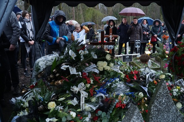 W poniedziałek na cmentarzu na poznańskim Miłostowie odbył się pogrzeb Dominika Sikory, zapaśnika Sobieskiego Poznań. 29-latek zmarł po tym, jak został pobity na Starym Rynku. W ostatniej drodze byłego mistrza Polski uczestniczyli m.in. najbliżsi, przyjaciele, znajomi i koledzy z maty. Kolejne zdjęcie -->