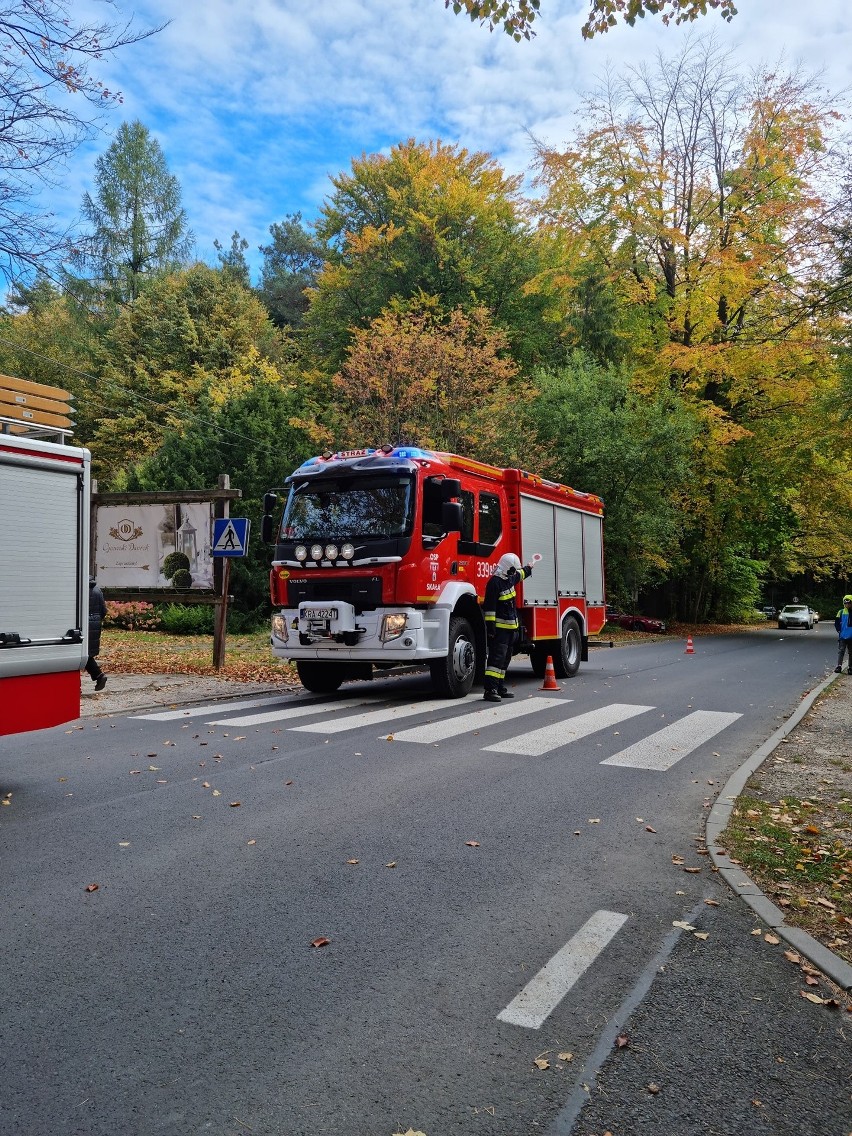 Wypadek samochodu osobowego i motocykla