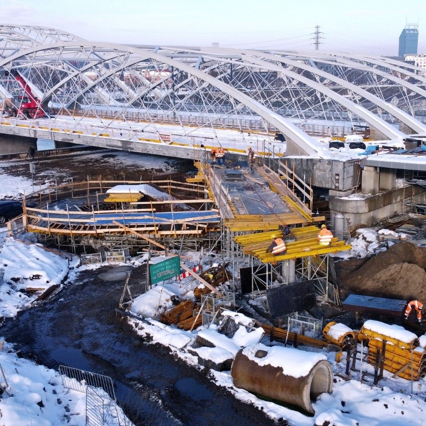 W ramach budowy nowych mostów kolejowych w Krakowie powstaje...