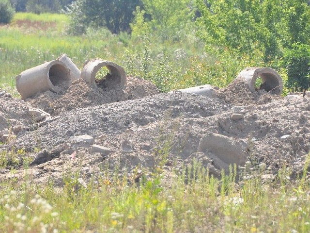 Mimo iż to działka prywatna, nie wolno na niej składować żadnych odpadów, nawet budowlanych