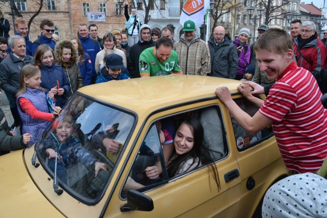 Słynny maluch to jedna z wizytówek Bielska-Białej. Podczas marcowego zlotu nad Białą sprawdzono, że zmieści się w nim 14 osób