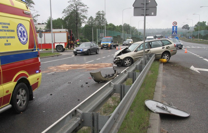 Groźny wypadek na drodze krajowej 73 w Wiśniówce koło Kielc. Dwie osoby ranne 