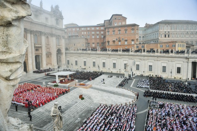 Około 50 tysięcy osób uczestniczyło w czwartek w mszy pogrzebowej emerytowanego papieża Benedykta XVI pod przewodnictwem Franciszka na watykańskim placu Świętego Piotra.